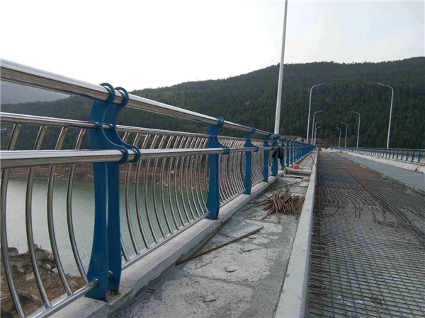 嘉峪关不锈钢桥梁护栏的特点及其在桥梁安全中的重要作用