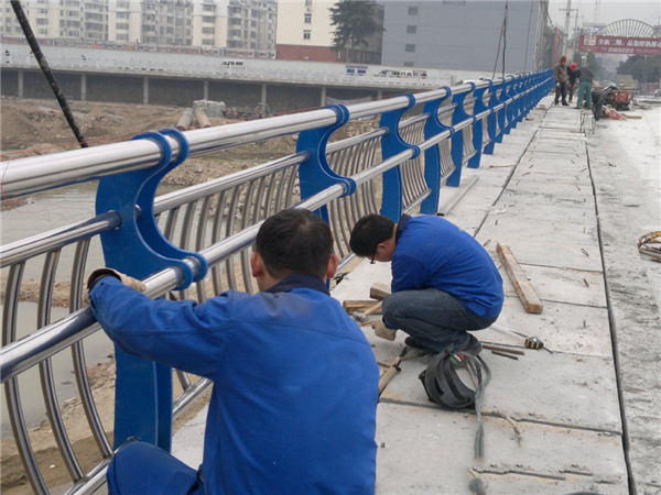 嘉峪关不锈钢河道护栏的特性及其在城市景观中的应用