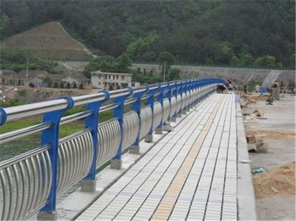 嘉峪关不锈钢桥梁护栏是一种什么材质的护栏
